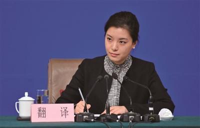 外交部冷艳美女翻译官神似赵薇,被外界称为“冰美人”