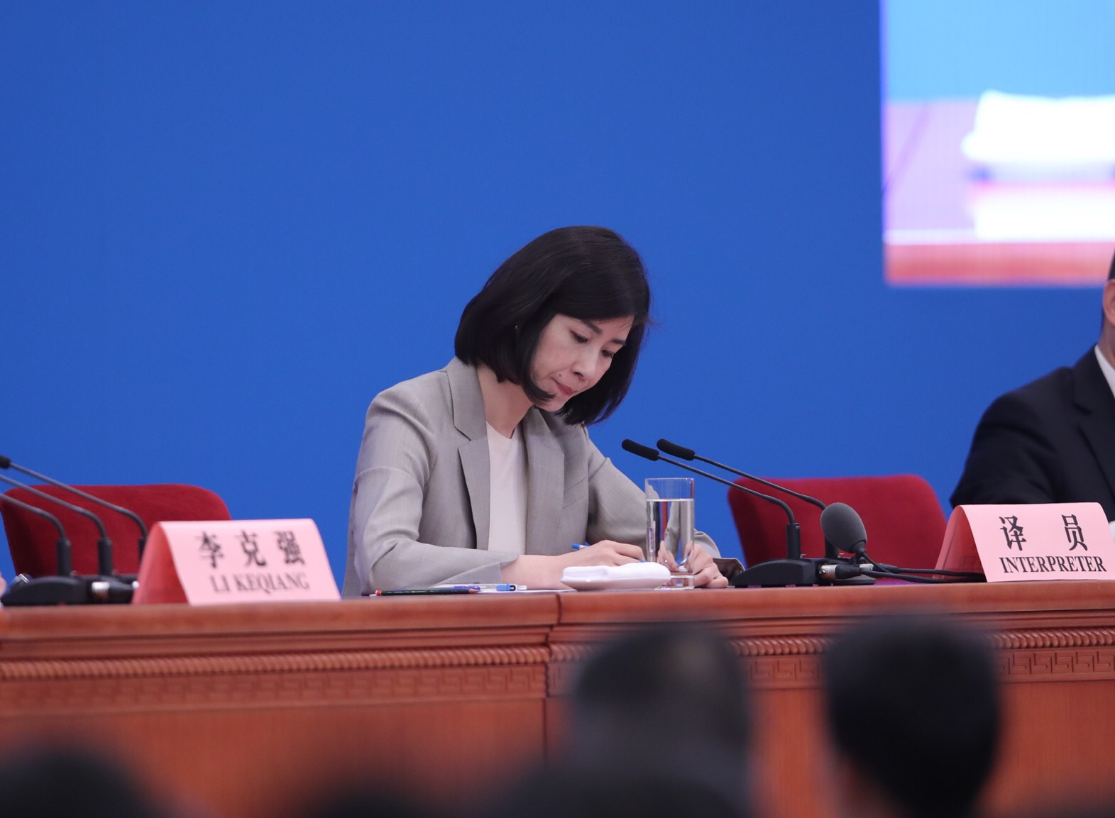 连续10年坐在总理旁边的女翻译张璐 用专业诠释外交翻译的“信达雅”
